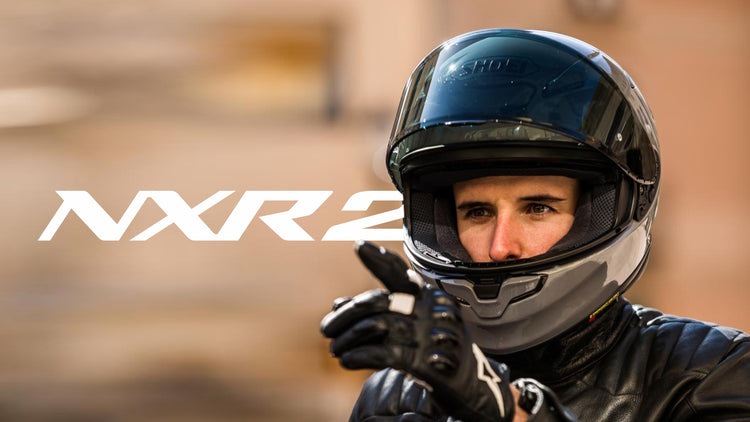 Sportovní helma na motorku SHOEI